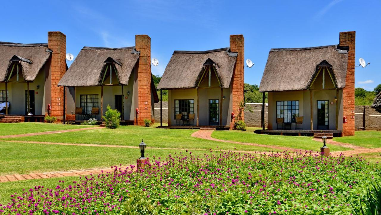 African Hills Safari Lodge & Spa มากาลีสเบิร์ก ภายนอก รูปภาพ