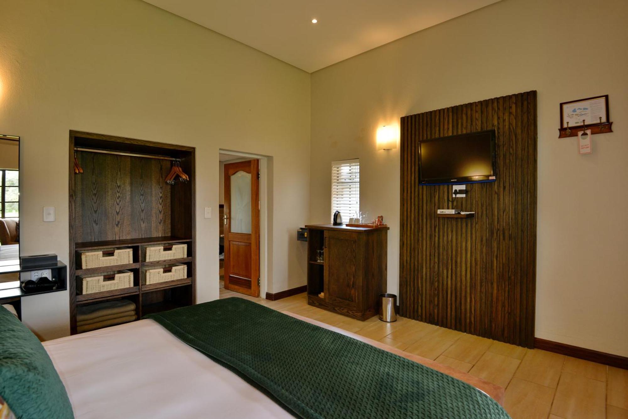 African Hills Safari Lodge & Spa มากาลีสเบิร์ก ภายนอก รูปภาพ