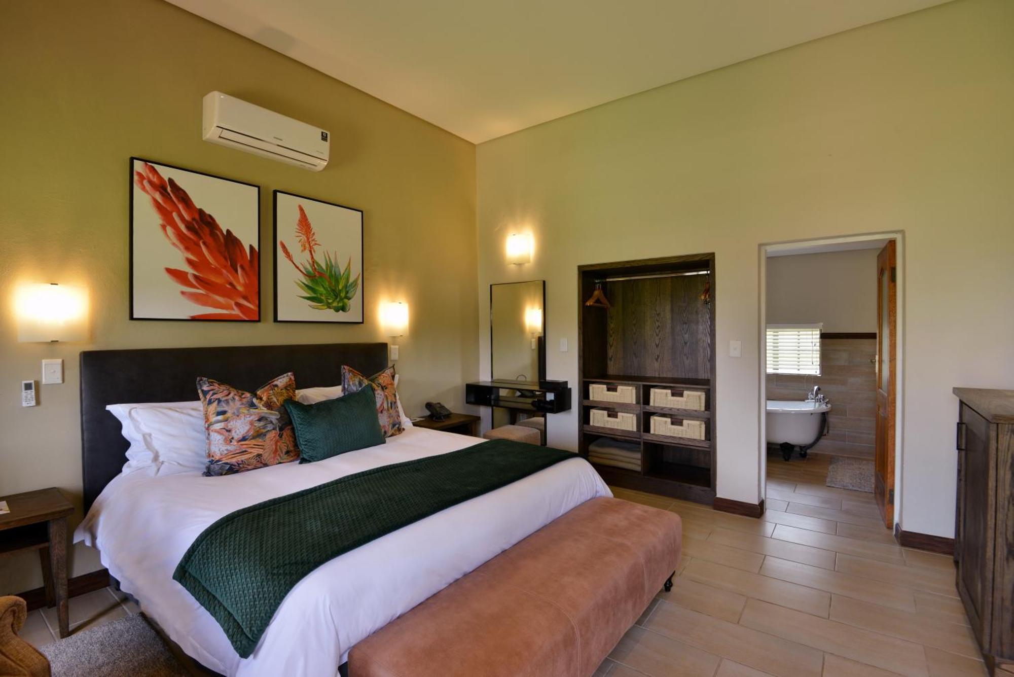 African Hills Safari Lodge & Spa มากาลีสเบิร์ก ภายนอก รูปภาพ