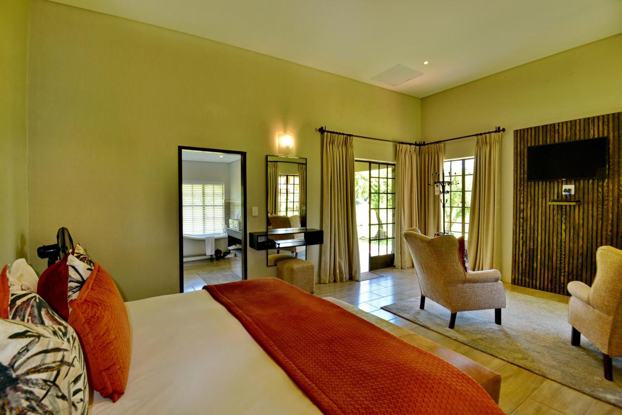 African Hills Safari Lodge & Spa มากาลีสเบิร์ก ภายนอก รูปภาพ