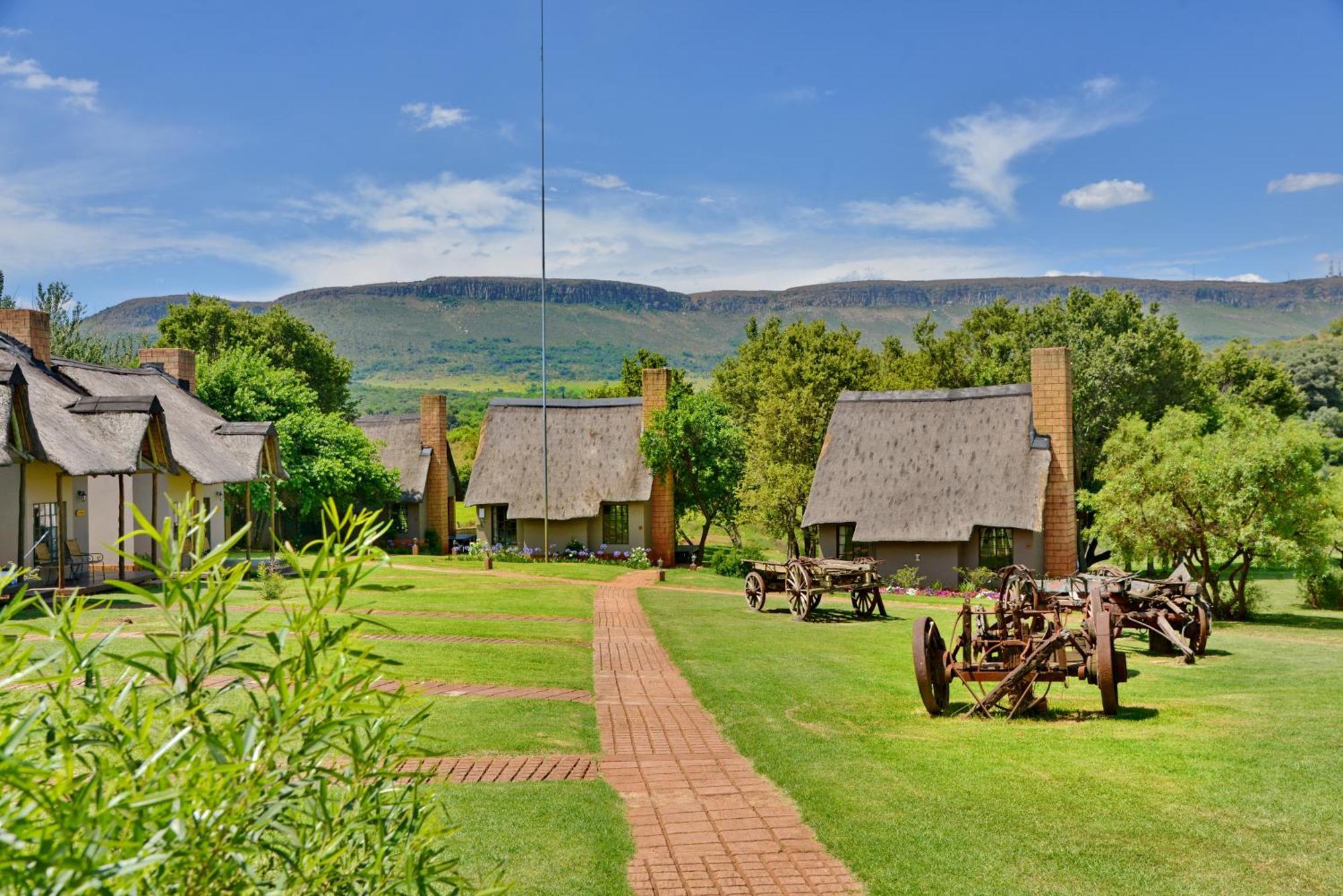 African Hills Safari Lodge & Spa มากาลีสเบิร์ก ภายนอก รูปภาพ