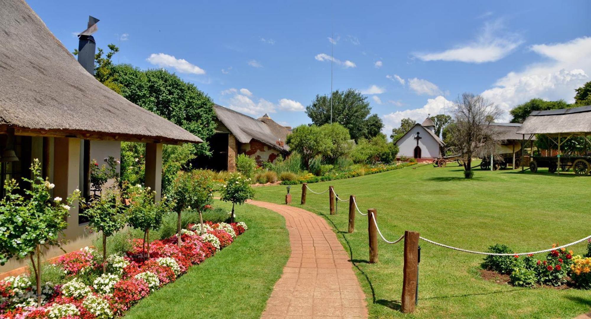 African Hills Safari Lodge & Spa มากาลีสเบิร์ก ภายนอก รูปภาพ