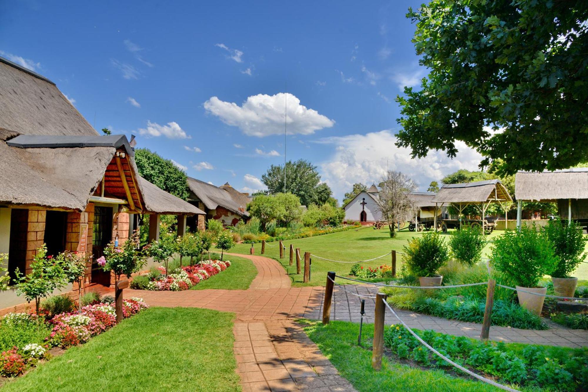 African Hills Safari Lodge & Spa มากาลีสเบิร์ก ภายนอก รูปภาพ