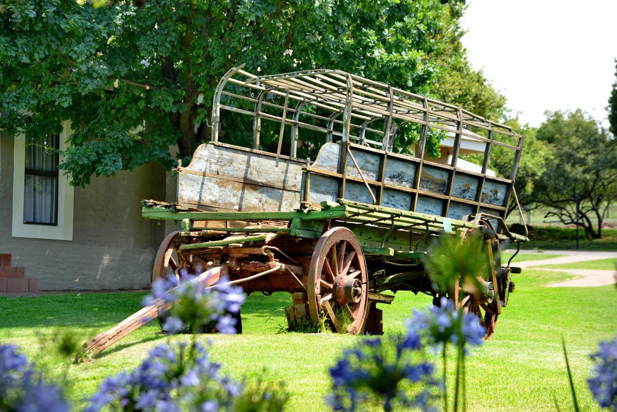 African Hills Safari Lodge & Spa มากาลีสเบิร์ก ภายนอก รูปภาพ