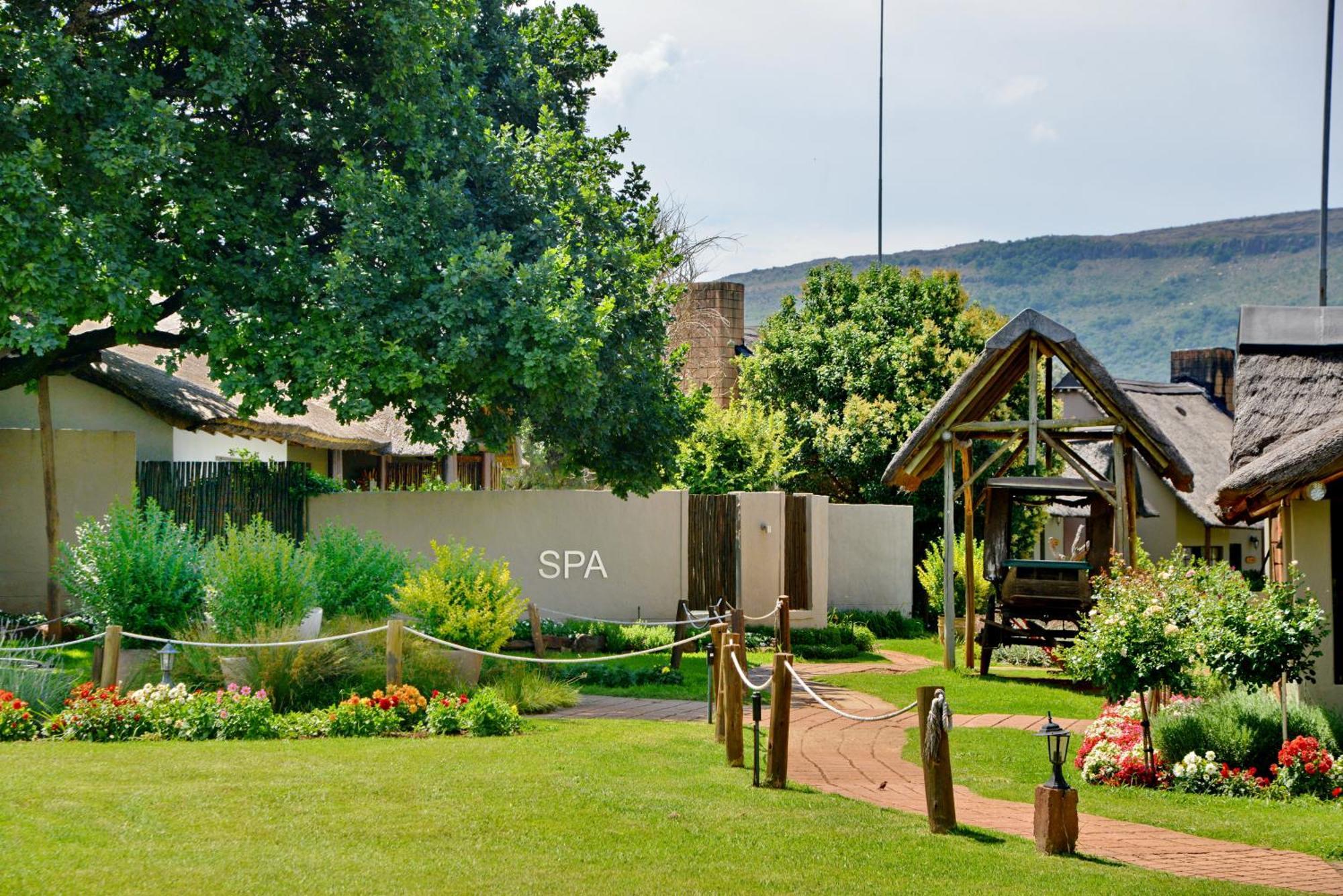 African Hills Safari Lodge & Spa มากาลีสเบิร์ก ภายนอก รูปภาพ