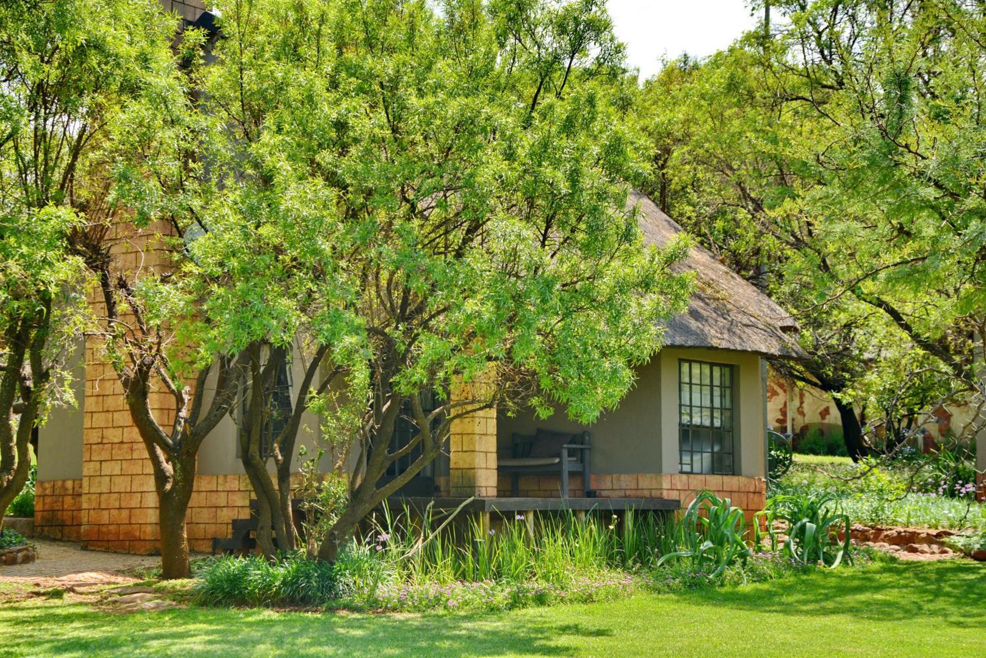 African Hills Safari Lodge & Spa มากาลีสเบิร์ก ภายนอก รูปภาพ