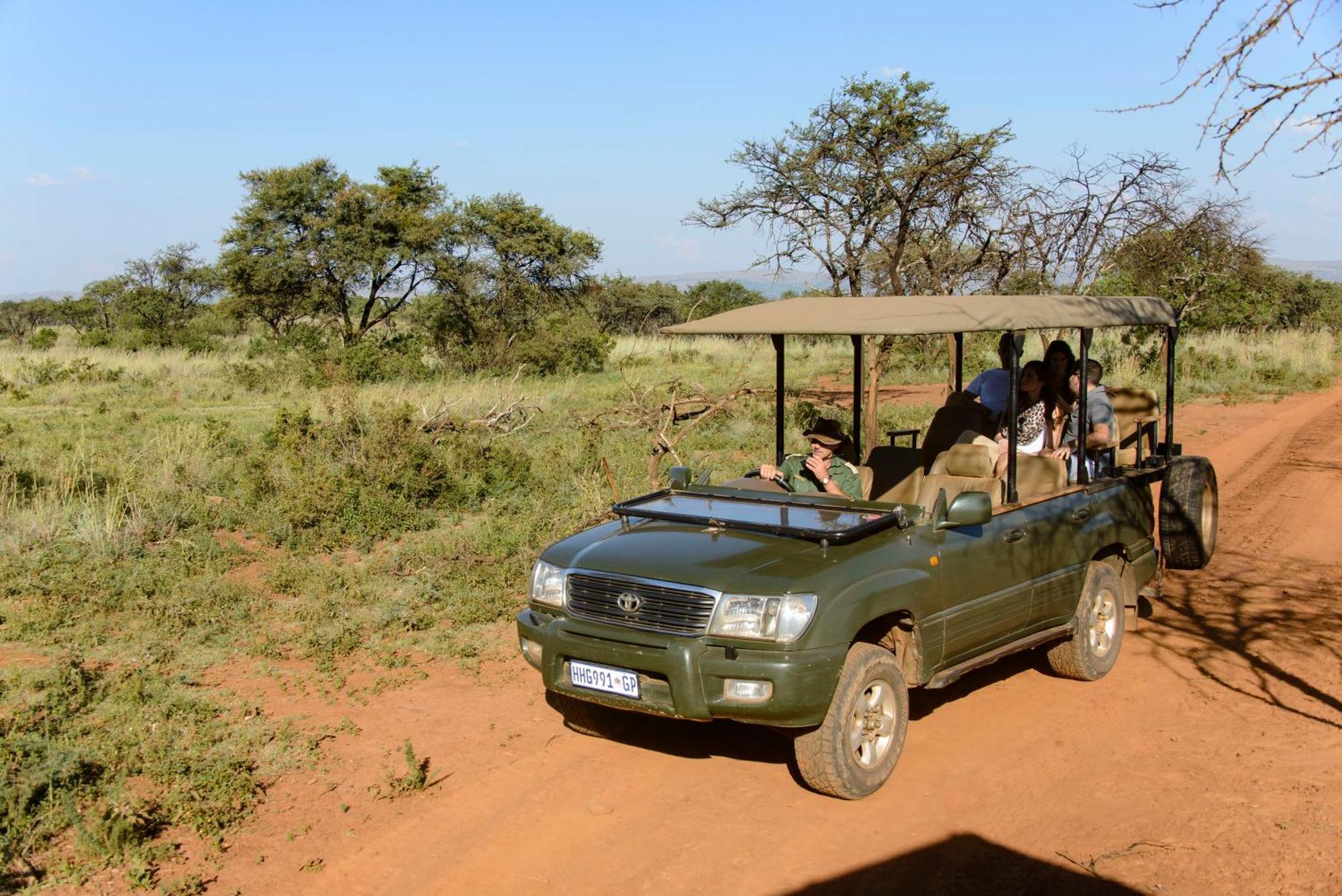 African Hills Safari Lodge & Spa มากาลีสเบิร์ก ภายนอก รูปภาพ